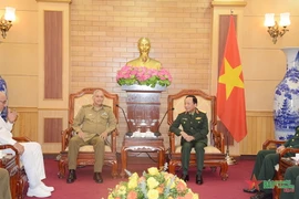 Thượng tướng Trịnh Văn Quyết tiếp Thiếu tướng Marcelo Perez - Phó Chủ nhiệm Chính trị Bộ các Lực lượng Vũ trang Cách mạng Cuba. (Nguồn: Quân đội Nhân dân)