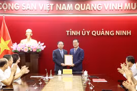 Ông Nguyễn Xuân Ký, Ủy viên Trung ương Đảng, Bí thư Tỉnh ủy, Chủ tịch Hội đồng Nhân dân tỉnh, trao quyết định bổ nhiệm cho ông Điệp Văn Chiến. (Nguồn: Báo Quảng Ninh)