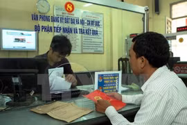 Làm thủ tục cấp Giấy chứng nhận quyền sử dụng đất. (Nguồn: TTXVN)