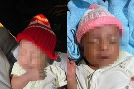 Hai trẻ bị bỏ rơi ven đường. (Nguồn: Công an Thành phố Hồ Chí Minh)