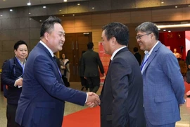 Các đại biểu gặp gỡ bên lề chương trình. (Ảnh: TTXVN)
