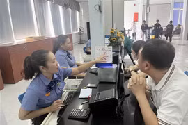 Hành khách lấy số thứ tự mua vé tàu Tết tại Ga Sài Gòn. (Ảnh: Tiến Lực/TTXVN)