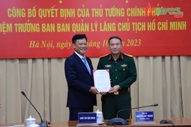 Thứ trưởng Bộ Nội vụ Nguyễn Duy Thăng trao quyết định bổ nhiệm cho Đại tá Phạm Hải Trung. (Nguồn: Quân đội Nhân dân)