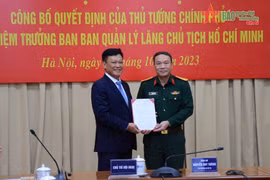 Thứ trưởng Bộ Nội vụ Nguyễn Duy Thăng trao quyết định bổ nhiệm cho Đại tá Phạm Hải Trung. (Nguồn: Quân đội Nhân dân)
