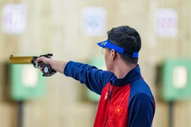 Xạ thủ Phạm Quang Huy giành huy chương Vàng ở nội dung 10m súng ngắn hơi Nam tại ASIAD 19. (Ảnh: THX/TTXVN)