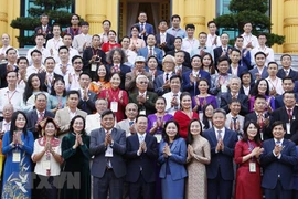 Chủ tịch nước Võ Văn Thưởng với các đại biểu tại buổi gặp mặt. (Ảnh: Thống Nhất/TTXVN)