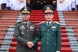 Bộ trưởng Quốc phòng Phan Văn Giang và Phó Thủ tướng, Bộ trưởng Bộ Quốc phòng Campuchia Tea Seihatại Lễ đón. (Ảnh: An Đăng/TTXVN)