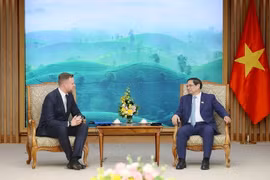 Thủ tướng Phạm Minh Chính tiếp Bộ trưởng Ngoại giao Cộng hòa Lithuania Gabrielius Landsbergis. (Ảnh: Dương Giang/TTXVN)