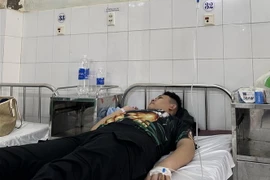 Một trong số ba bệnh nhân đang được điều trị tại Bệnh viện Đa khoa tỉnh Cà Mau do nghi ngờ bị ngộ độc thực phẩm. (Ảnh: TTXVN phát)