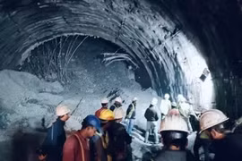 Công tác cứu hộ được triển khai tại hiện trường vụ sập đường hầm ở bang Uttarakhand, miền Bắc Ấn Độ ngày 12/11/2023. (Ảnh: PTI/TTXVN)