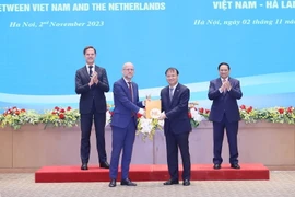Thủ tướng Phạm Minh Chính và Thủ tướng Hà Lan Mark Rutte chứng kiến lễ trao quyết định viện trợ không hoàn lại của Hà Lan cho chương trình Thúc đẩy xuất khẩu sang thị trường EU thông qua nền tảng thương mại điện tử dành cho doanh nghiệp do phụ nữ làm chủ 