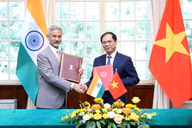 Bộ trưởng Ngoại giao Bùi Thanh Sơn và Bộ trưởng Ngoại giao Ấn Độ Subrahmanyam Jaishankar ký Biên bản Ghi nhớ về Kỳ họp lần thứ 18 Ủy ban Hỗn hợp Việt Nam-Ấn Độ. (Ảnh: An Đăng/TTXVN)