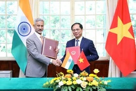 Bộ trưởng Ngoại giao Bùi Thanh Sơn và Bộ trưởng Ngoại giao Ấn Độ Subrahmanyam Jaishankar ký Biên bản Ghi nhớ về Kỳ họp lần thứ 18 Ủy ban Hỗn hợp Việt Nam-Ấn Độ. (Ảnh: An Đăng/TTXVN)