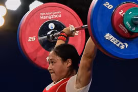 Vận động viên Triều Tiên Ri Song Gum thực hiện bài thi môn cử tạ nữ hạng cân 49kg tại ASIAD 2023 ở Hàng Châu, Trung Quốc ngày 30/9/2023. (Ảnh: AFP/TTXVN)