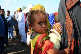 Các gia đình bị ảnh hưởng bởi lũ lụt sơ tán tới nơi ở tạm ở tỉnh Sindh, Pakistan. (Ảnh: THX/TTXVN)