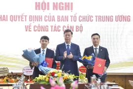 PGS.TS. Vũ Trọng Lâm, Giám đốc-Tổng Biên Nhà Xuất bản Chính trị Quốc gia Sự thật trao Quyết định bổ nhiệm các chức danh Phó Giám đốc, Phó Giám đốc-Phó Tổng Biên tập Nhà Xuất bản Chính trị Quốc gia Sự thật. (Ảnh: Minh Đức/TTXVN)