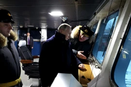 Tổng thống Putin tới xưởng đóng tàu Sevmash tại thành phố Severodvinsk ở miền Bắc nước Nga để tham dự sự kiện ra mắt hai tàu ngầm chạy bằng năng lượng hạt nhân. (Nguồn: Điện Kremlin)