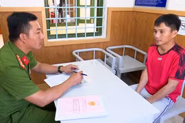 Cán bộ đang ghi lời khai bị can Nguyễn Hữu Nghị. (Nguồn: Báo An Giang)