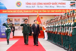 Chủ tịch Quốc hội Vương Đình Huệ đến thăm Tổng cục Công nghiệp Quốc phòng. (Ảnh: Doãn Tấn/TTXVN)