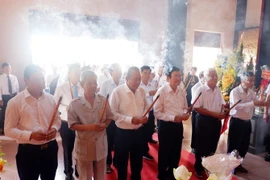 Đại biểu dâng hương kỷ niệm 155 năm Ngày hy sinh của Anh hùng dân tộc Nguyễn Trung Trực. (Ảnh: Đức Hạnh/TTXVN)