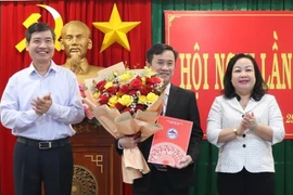 Thường trực Tỉnh ủy Phú Yên trao quyết định của Ban Bí thư Trung ương Đảng cho ông Trần Huy Đức. (Ảnh: Xuân Triệu/TTXVN)