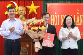 Thường trực Tỉnh ủy Phú Yên trao quyết định của Ban Bí thư Trung ương Đảng cho ông Trần Huy Đức. (Ảnh: Xuân Triệu/TTXVN)