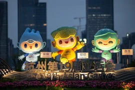 Ba linh vật của Đại hội Thể thao châu Á lần thứ 19 (ASIAD 2023) Chenchen, Congcong và Lianlian được trưng bày tại Hàng Châu, tỉnh Chiết Giang, Trung Quốc. (Ảnh: AFP/TTXVN)