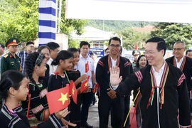 Chủ tịch nước Võ Văn Thưởng với người dân tại Liên khu dân cư xã Suối Trai, huyện Sơn Hòa. (Ảnh: Thống Nhất/TTXVN)