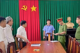 Cơ quan chức năng khám xét Trung tâm Phát triển Quỹ đất huyện Long Thành. (Nguồn: Công an tỉnh Đồng Nai)