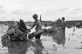 Xác máy bay Mỹ bị bắn rơi ở ngoại thành Hà Nội, tháng 12/1972. (Ảnh: TTXVN)