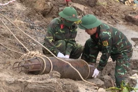Di dời một quả bom còn sót lại sau chiến tranh. (Ảnh minh họa: Trung Kiên/TTXVN)
