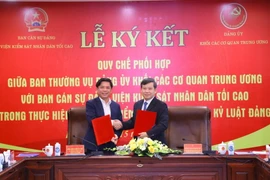 Ông Nguyễn Văn Thể và ông Lê Minh Trí đại diện hai đơn vị ký kết Quy chế phối hợp. (Ảnh: Văn Điệp/TTXVN)