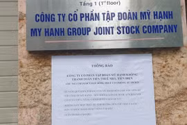 Thông báo dán trước cửa trụ sở Công ty Cổ phần Tập đoàn Mỹ Hạnh. (Ảnh: Nguyễn Thắng/TTXVN)