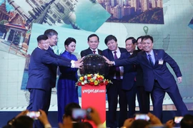 Phó Thủ tướng Trần Lưu Quang với các đại biểu thực hiện nghi thức mở đường bay thẳng Nha Trang-Ulaanbaatar. (Ảnh: An Đăng/TTXVN)