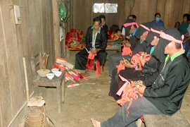 Các thầy cúng thực hiện nghi lễ. (Nguồn: Bảo tàng tỉnh Điện Biên)