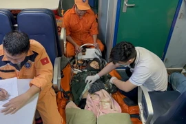 Chăm sóc y tế cho bệnh nhân trên tàu SAR 274. (Ảnh: TTXVN phát)