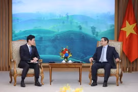 Thủ tướng Phạm Minh Chính tiếp Bộ trưởng Bộ Kinh tế, Thương mại và Công nghiệp Nhật Bản Nishimura Yasutoshi. (Ảnh: Dương Giang/TTXVN)