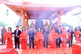 Đại diện lãnh đạo tỉnh Quảng Ngãi, Nghệ An cắt băng khánh thành Nhà bia. (Nguồn: Vietnam+)