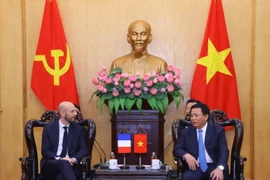 Giáo sư-tiến sỹ Nguyễn Xuân Thắng tiếp ông Stanislas Guerini, Bộ trưởng Bộ Chuyển đổi và Công vụ Pháp. (Ảnh: Văn Điệp/TTXVN)