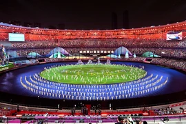 Các nghệ sỹ biểu diễn tại Lễ Bế mạc ASIAD 2023 ở Hàng Châu, Trung Quốc tối 8/10. (Ảnh: THX/TTXVN)