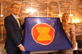 Đại sứ Việt Nam Vũ Quang Minh trao cờ ASEAN và chuyển giao vai trò Chủ tịch luân phiên Ủy ban ASEAN tại Berlin (BAC) cho Đại sứ Brunei Pengiran Krtini Pengiran Tahir. (Ảnh: Thu Hằng/TTXVN)