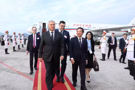Phó Chủ tịch Quốc hội Nguyễn Khắc Định đón Chủ tịch Duma Quốc gia Quốc hội Liên bang Nga V.V. Volodin tại Sân bay Quốc tế Nội Bài. (Ảnh: Phạm Kiên/TTXVN)