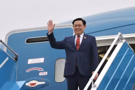 Chủ tịch Quốc hội Vương Đình Huệ rời Hà Nội, lên đường tham dự Hội nghị Cấp cao Quốc hội ba nước Campuchia-Lào-Việt Nam lần thứ nhất, thăm và làm việc tại Lào, thăm chính thức Thái Lan. (Ảnh: Doãn Tấn/TTXVN)
