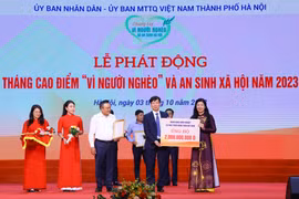 Chủ tịch UBND thành phố Hà Nội Trần Sỹ Thanh và Chủ tịch Ủy ban MTTQ Việt Nam thành phố Hà Nội Nguyễn Lan Hương tiếp nhận sự ủng hộ và trao tặng Thư cảm ơn ghi nhận sự ủng hộ của các đơn vị. (Ảnh: Văn Điệp/TTXVN)