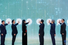 Chủ tịch nước Võ Văn Thưởng và các đại biểu thực hiện nghi thức tại Lễ Kỷ niệm 10 năm VSIP Quảng Ngãi. (Ảnh: Thống Nhất/TTXVN)