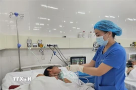 Chăm sóc hồi sức cho bệnh nhân đột quỵ. (Ảnh: Mai Trang/TTXVN)