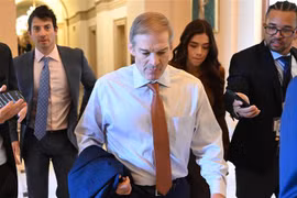 Hạ Nghị sỹ Cộng hòa Jim Jordan (giữa, phía trước), Chủ tịch Ủy ban Tư pháp Hạ viện Mỹ, sau phiên họp kín của Hạ viện ở Washington DC., ngày 17/10. (Ảnh: AFP/TTXVN)