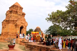 Nghi lễ rước y trang Nữ thần Pô Sah Inư lên nhóm đền tháp chính Pô Sah Inư. (Ảnh: Nguyễn Thanh/TTXVN)