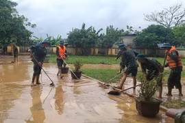 Lực lượng bộ đội hỗ trợ dọn bùn đất tại Trường Tiểu học và Trung học Cơ sở Cam Tuyền, huyện Cam Lộ, tỉnh Quảng Trị. (Ảnh: TTXVN phát)