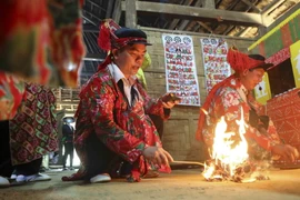 Nghi thức hóa vàng trong lễ cúng Bàn Vương của dân tộc Dao. (Ảnh: Tuấn Đức/TTXVN)
